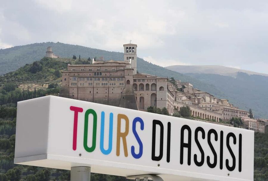 Assisi: Grand Tour Tuk Tuk - Italian driver - Why an Ape Calessino makes Assisi feel easy