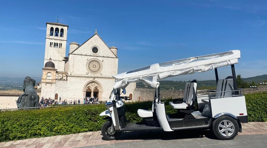 Assisi: Grand Tour Tuk Tuk - Italian driver - Roman Amphitheater and Rocca Maggiore, viewpoints that prove Assisi’s altitude