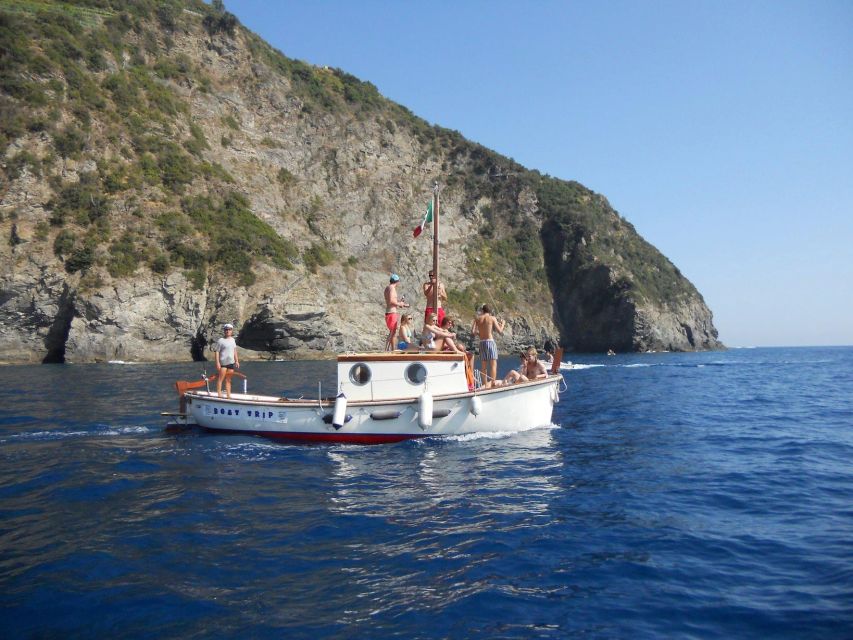 Cinque Terre: 2-Hour Private Boat Tour - Vernazza photo time: the postcard look, seen from the coast