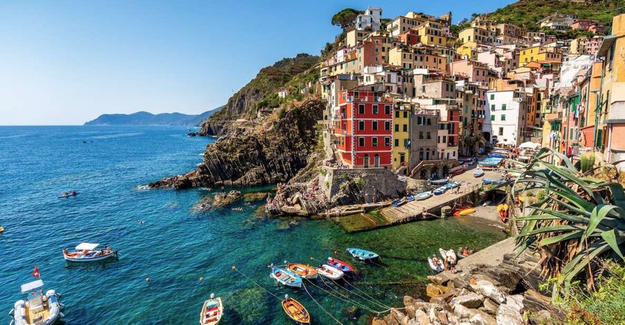 Cinque Terre: Full-Day Private Tour from Florence - Vernazza lunch stop: pesto pasta and seafood by the sea