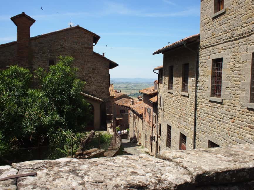 Cortona: Guided Walking Tour - Piazza Signorelli: where art history meets daily life