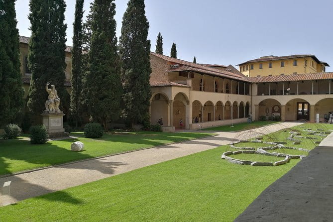 Florence: 1.5-hour Santa Croce Guided Experience - Tombs that turn Santa Croce into a real history lesson