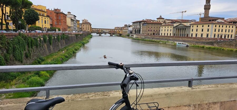 Florence: 2-Hour Guided Bike Tour - Santa Croce and Piazza della Signoria: Florence as a stage set