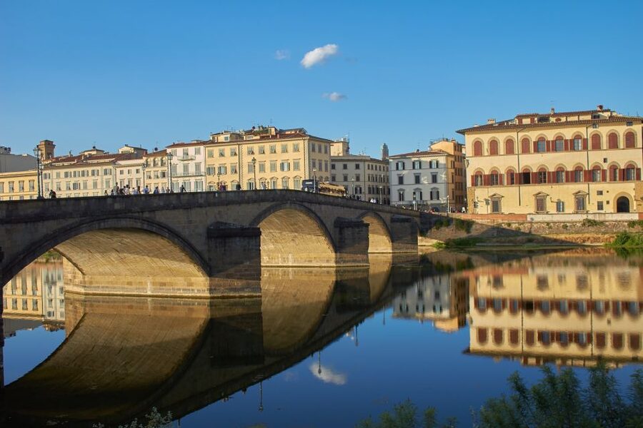 Florence: 2-Hour Guided Sightseeing Bike Tour - Singoria Square, Santa Croce, and Oltrarno Across the Arno
