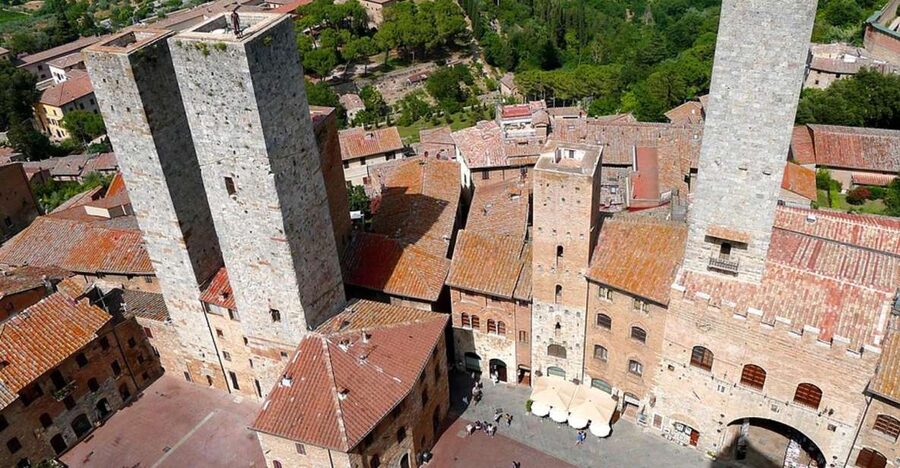Florence: Chianti Villages, San Gimignano and Winery Tour - The ride toward San Gimignano: setting up photo time