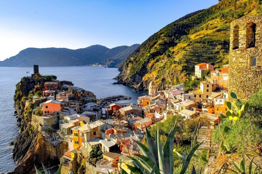 Florence: Cinque Terre Day Trip with Optional Street Food - Train and Ferry Options: Choosing the Right Level of Effort