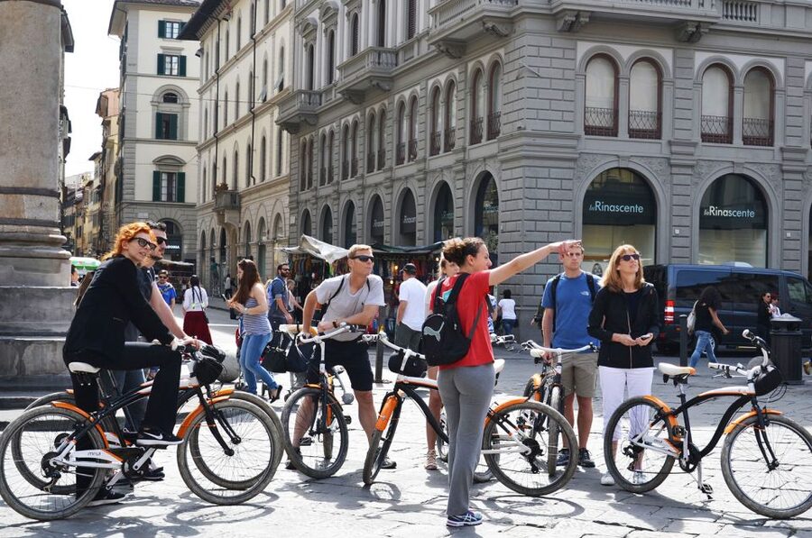 Florence: City Highlights Bike Tour - The Uffizi area: setting up Piazza della Signoria like a story