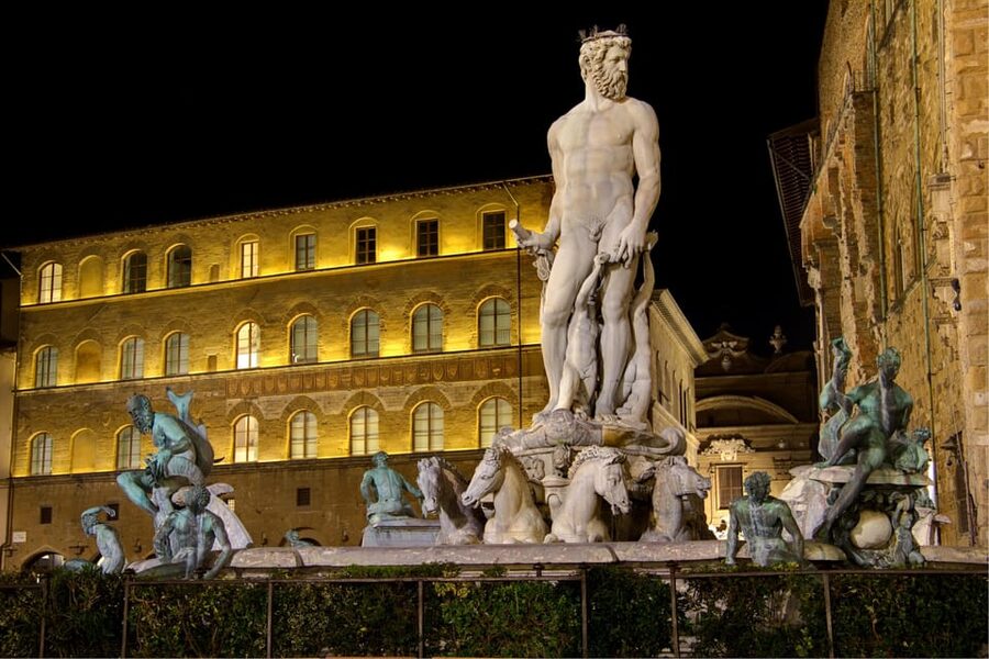 Florence: Dark Secrets & Scandals Evening Walking Tour - Palazzo Strozzi to the First Photo Stops: Getting the Map in Your Head