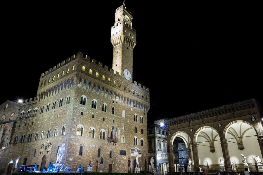 Florence: Dark Secrets & Scandals Evening Walking Tour - Piazza della Signoria and Palazzo Vecchio: Grandeur With a Shadow Under It