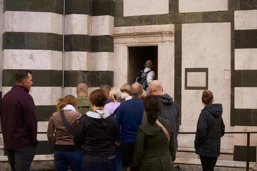 Florence: Duomo Dawn Entry with Key Holder & Dome Climb Tour - Brunelleschi’s Dome climb: 153 terraces plus 310 more steps to the top