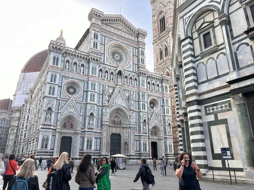 Florence: Duomo Museum Tour & Brunelleschi's Dome Climb - Meeting your guide outside the Lindt near the Dome