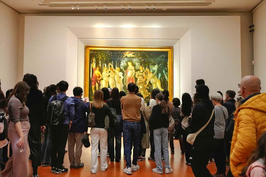 Florence: Fast Track Uffizi Gallery Guided Tour - Inside the Uffizi: from Medici palace to a museum you can actually navigate