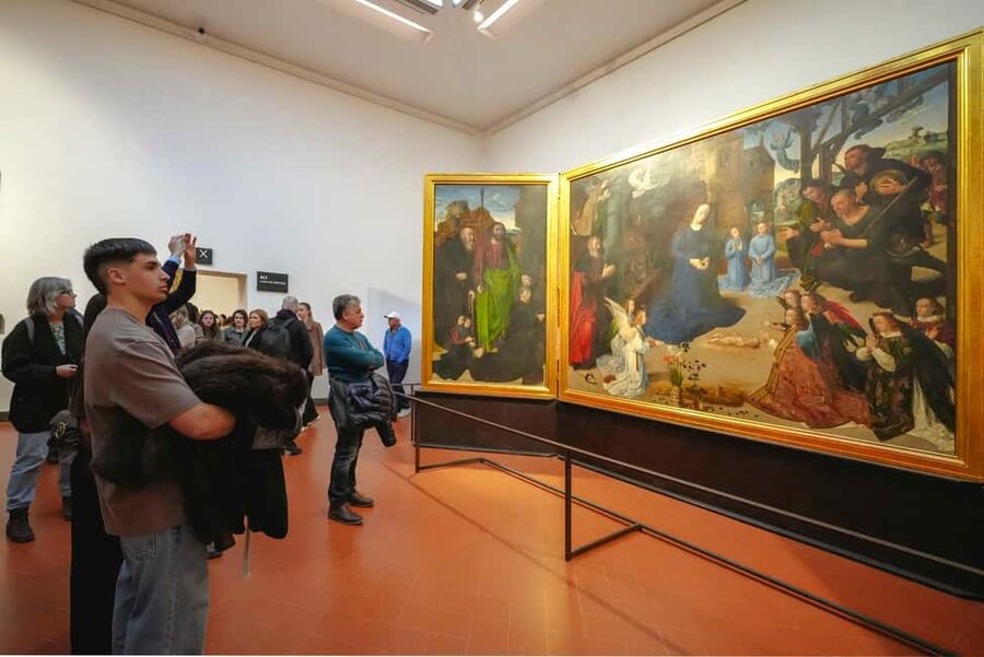 Florence: Fast Track Uffizi Gallery Guided Tour - Vasari’s architecture and the Uffizi courtyard over the Arno
