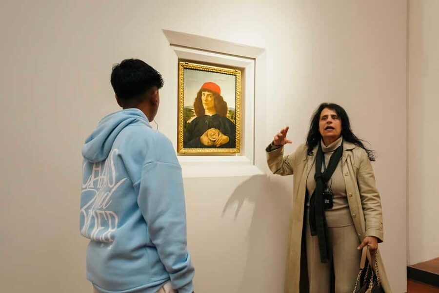 Florence: Fast Track Uffizi Gallery Guided Tour - Meeting outside Leonardo da Vinci’s statue, finding the right guide