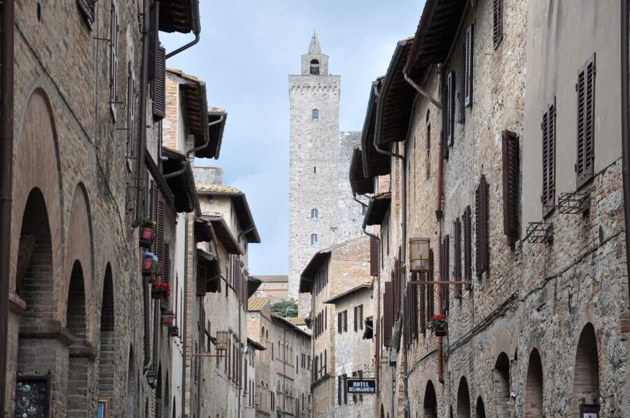 Florence: Full-Day Private Tour of Chianti and San Gimignano - Florence pickup, the easy 9-hour rhythm