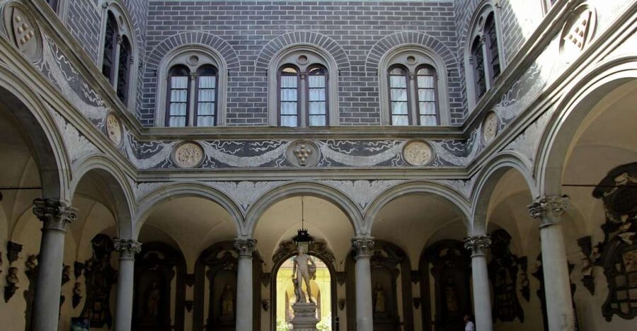 Florence: Guided Medici Tour - The Chapel of the Magi by Benozzo Gozzoli: art that behaves like storytelling
