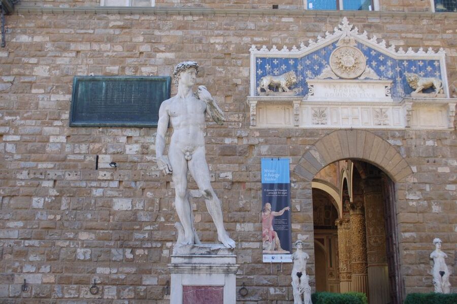 Florence: Highlights and Small-Group Accademia Tour - Ponte Vecchio and the Vasari Corridor story, plus a photo from the other side