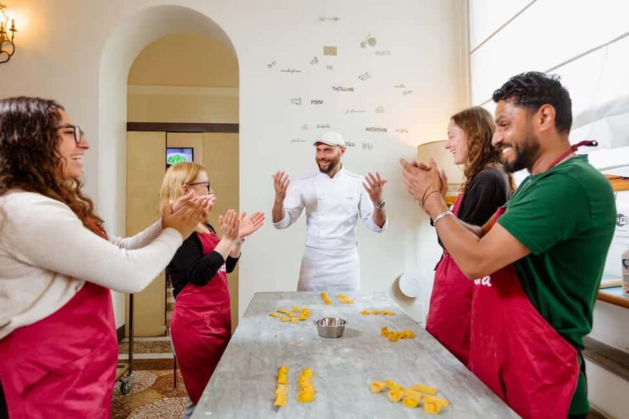 Florence: Pasta Class with Wine, Limoncello and Dessert - Getting to Lungarno Guicciardini without stress