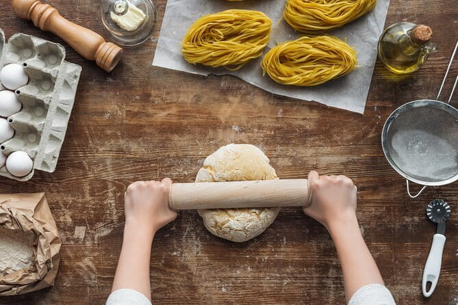 Florence: Pasta & Tiramisu Cooking Class with Unlimited Wine - Wine pairing and unlimited pours, how the drinks fit in