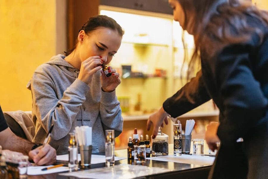 Florence: Perfume Masterclass and Sensory Experience - How the class starts: guided sniffing, not “just vibes”