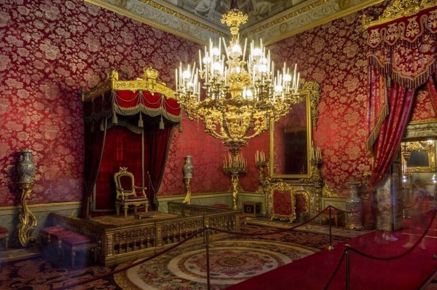 Florence: Pitti Palace Small Group Tour - The small group experience: quiet listening beats crowds