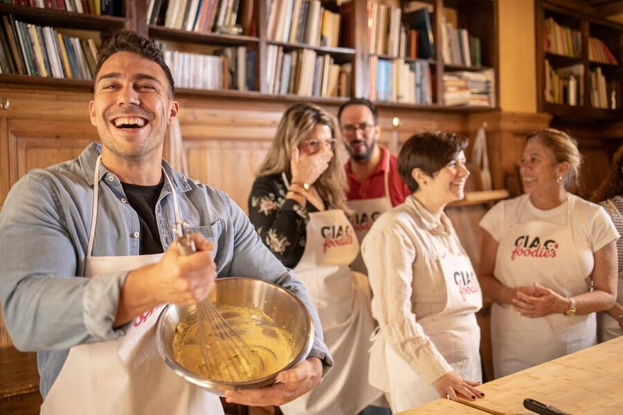 Florence: Pizza and Gelato Experience with Unlimited Wine - A Florentine pizzeria workshop, not a demo-and-leave