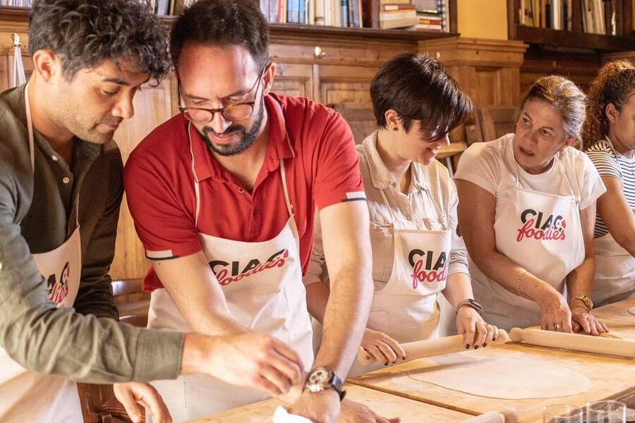 Florence: Pizza and Gelato Experience with Unlimited Wine - Pizza 101 in 3 hours: dough, rest, toppings, bake