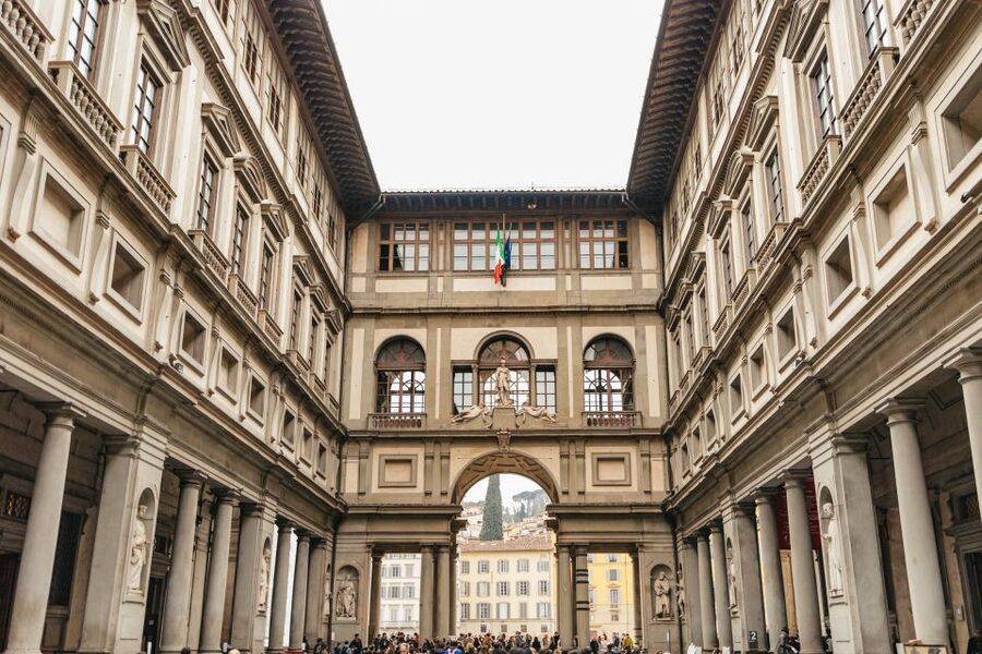 Florence: Skip-the-Line Uffizi Small Group Tour - The climb inside: plan for stairs because the lifts are out