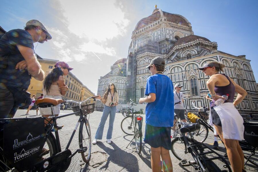 Florence: The Original City Bike Tour with a Guide - Ponte Vecchio and the Uffizi area: the view-and-photo moment