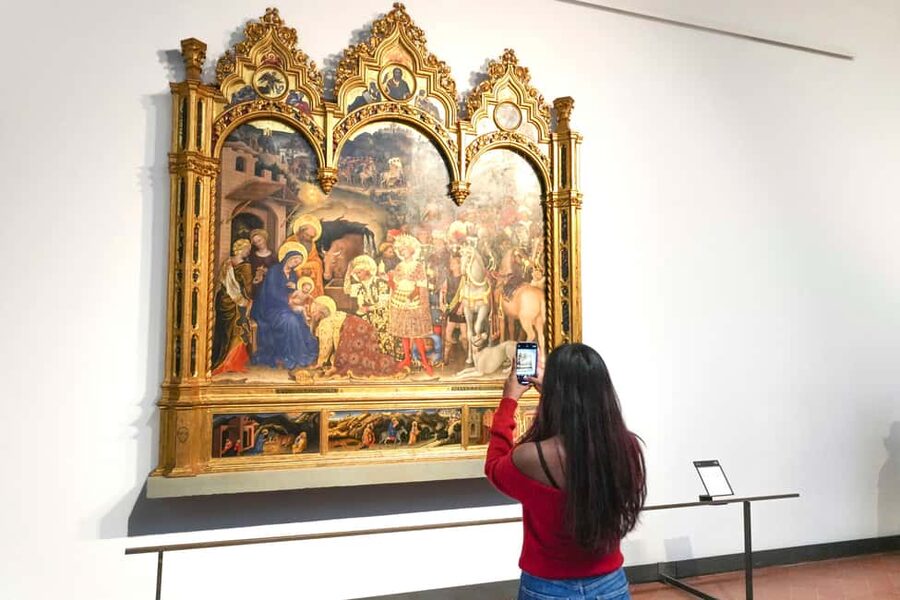 Florence: Uffizi Gallery Reserved-Entry VIP Tour - Meeting at the Leonardo Da Vinci Statue, Find the White Flag