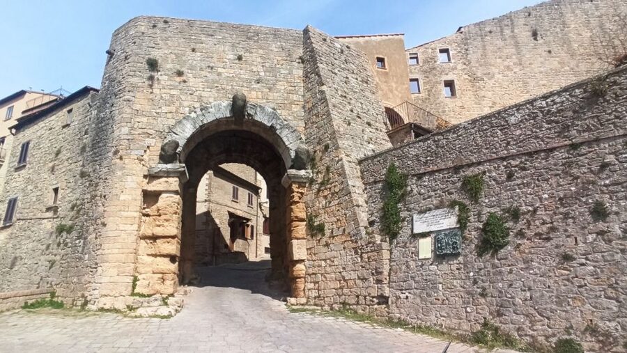 Florence: Volterra & San Gimignano Wine Tour with Lunch - Price and logistics: what you are actually paying for