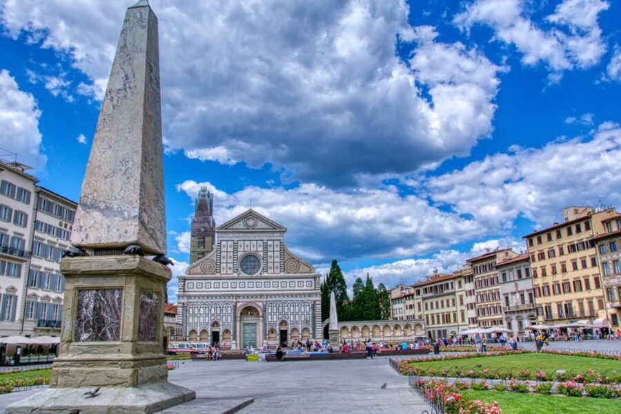 Florence: Walking Tour of Dante's Florence with a Guide - Piazza della Signoria and Palazzo Vecchio, where the funerary mask lives