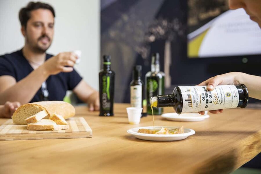 Frantoio di San Gimignano: oil mill tour and tasting - The tasting: extra virgin olive oil, bread, and a technique-focused explanation