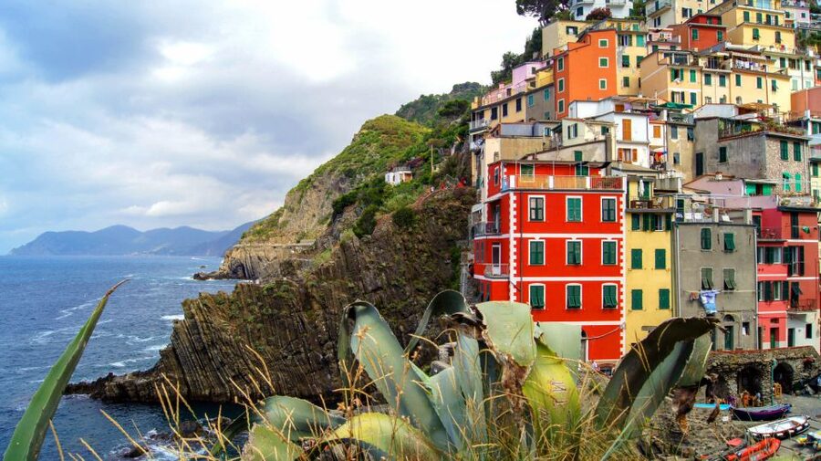 From Florence: Full-Day Private Cinque Terre Tour with Pisa - A private day that hits Cinque Terre by car, train, and ferry