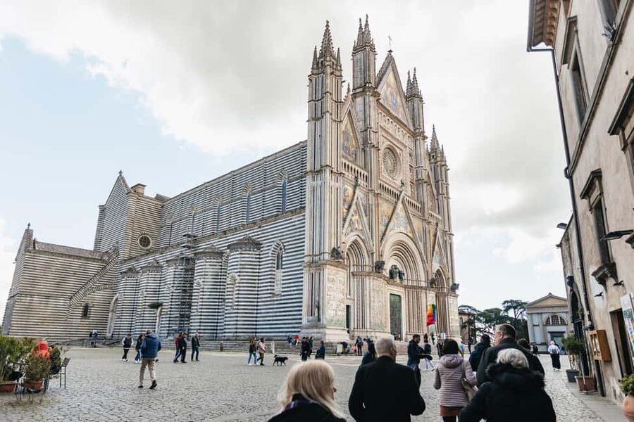 From Florence: Orvieto and Perugia Tour with Church Visits - Small group guidance, translations, and why it affects your time