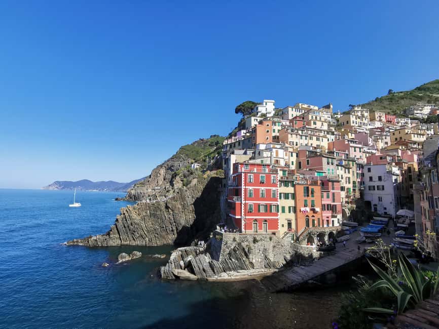From Florence: Small-group to Cinque Terre and Pisa Day Tour - Manarola: colorful cliffs, real photo time, and an easy first win