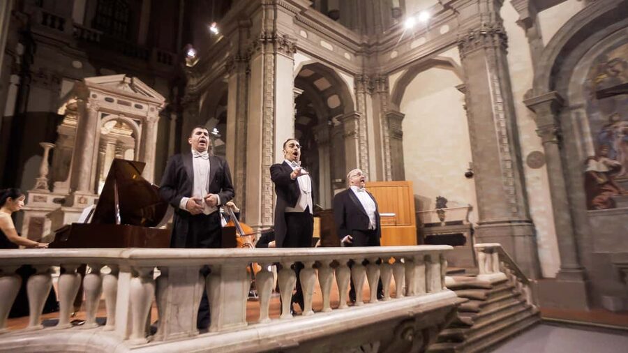 Heart of Florence: Dinner and Three Tenors Concert Ticket - The Easy Flow: Piazza della Signoria dinner, then the concert at Piazza di Santo Stefano