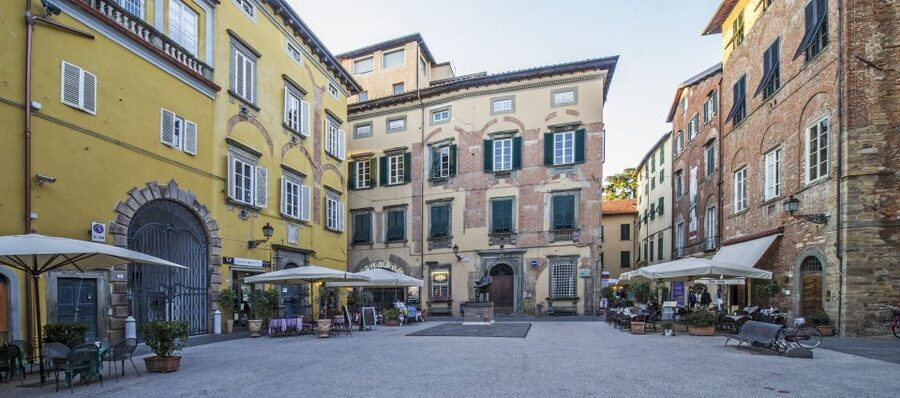 Lucca: Guided City by Night Walking Tour - Walking the Historic Walls: Ramparts, Views, and San Martino