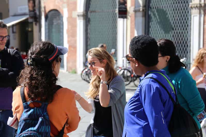 Lucca: Guided Walking Tour - Piazza del Giglio: the meeting point that keeps the tour grounded