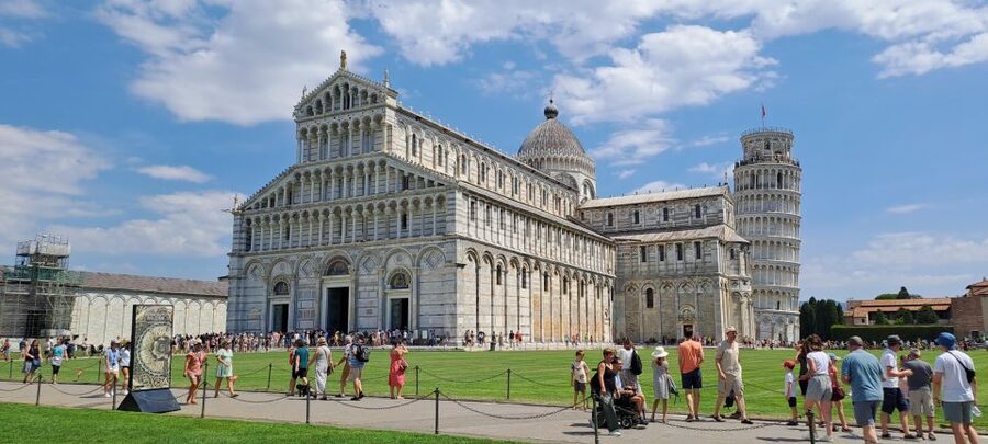 Pisa: 2-Hour Walking Tour - North bank neighborhoods, Borgo Stretto, and the market piazza feel