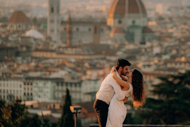 Private Photoshoot in Florence - Piazza della Signoria and the Uffizi area: iconic angles without feeling staged