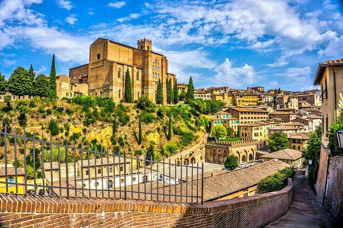 Siena’s Ultimate Food Tour: Full Tuscan Meal by Do Eat Better - Piazza Salimbeni start: how the tour sets you up fast