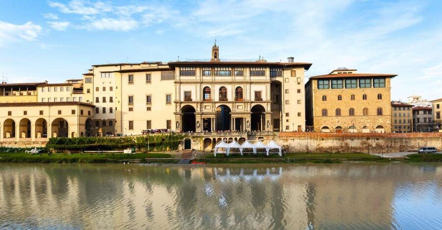 Small-Group: Uffizi & walking tour of Florence skip the line - From Piazza della Repubblica to the Uffizi, the plan that saves your time