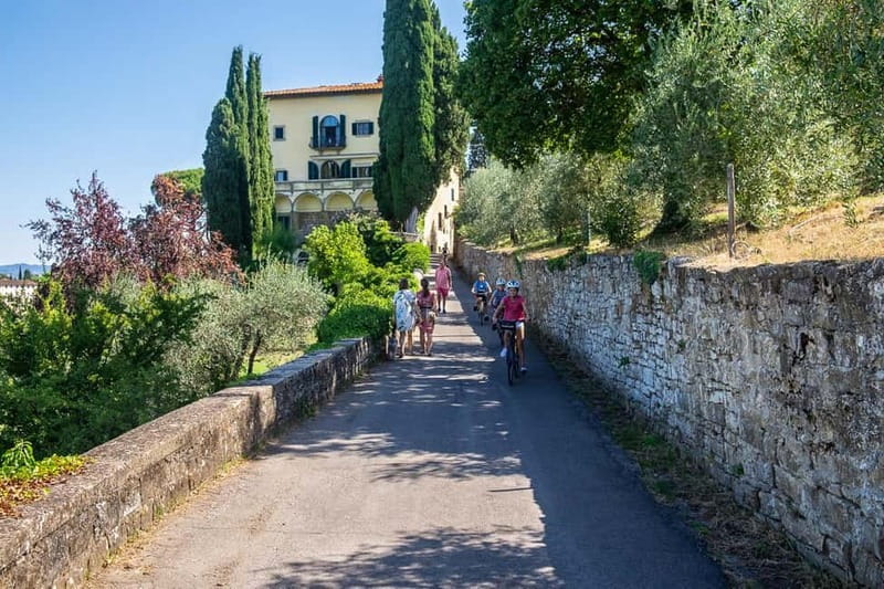 Sunset E-bike Tour of Tuscan & Florentine Hills with tasting - Start near Palazzo Pitti: where the tour begins and how the day flows